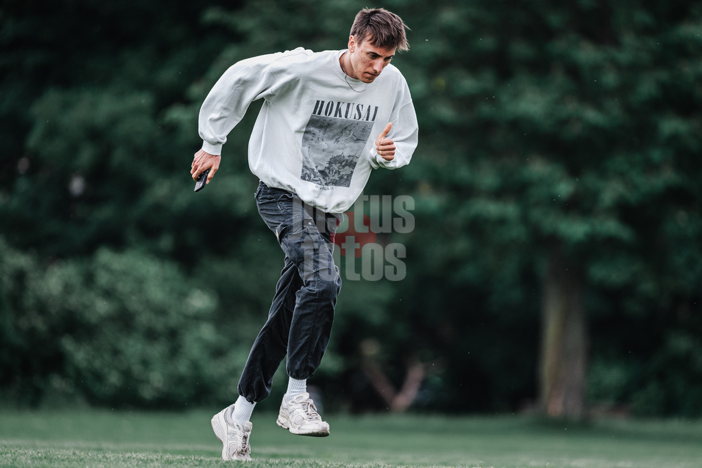 Beachvolleyball | Frauen | German Beach Tour 2024 | Tourstop Düsseldorf | 17.05.2024 | Kommentator Martin Stuber rennt