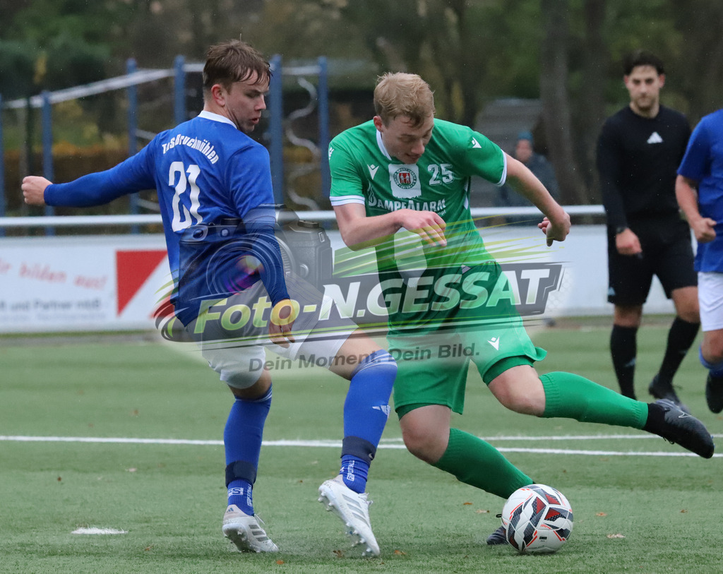 TuS Bruchmühlen II - Bünder SV | Auf dem Bild zu sehen: blau TuS Bruchmühlen: Noah Schwarz ; grün Bünder SV: Florian FinkeTuS Bruchmühlen II, Bünder SV, Saison 25/26, Kreisliga A, Bruchmühlen, Deutschland - Realisiert mit Pictrs.com