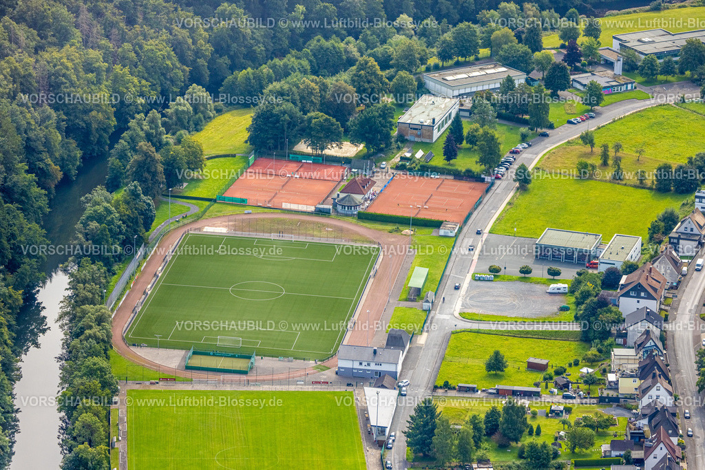 Meschede250807000 | Luftbild, Fußballstadion und Tennisplatz, Küppelkampfbahn - Sportplatzanlage des TuRa Freienohl, Im Ohl, Freienohl, Meschede, Sauerland, Nordrhein-Westfalen, Deutschland