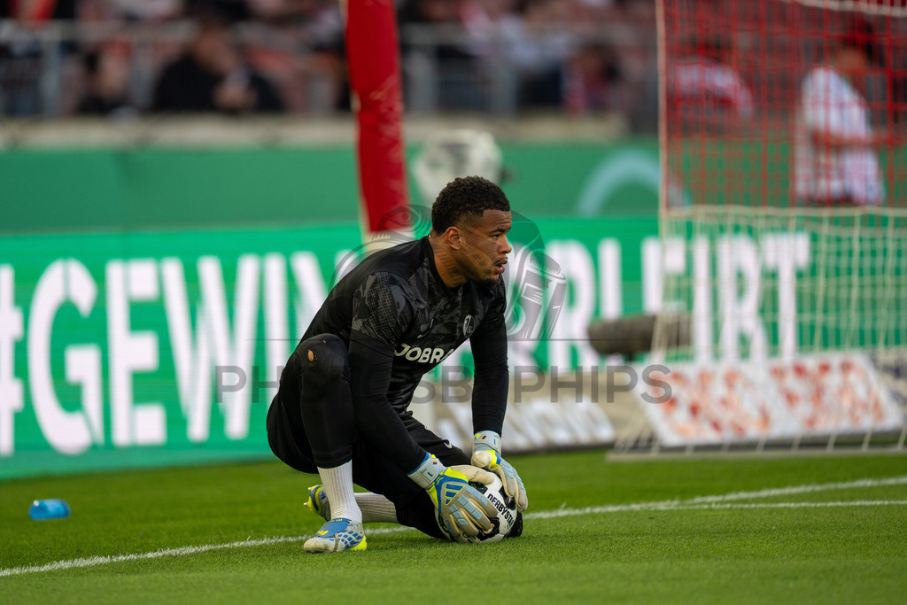 VfB Stuttgart vs. SC Freiburg, Fussball, DFB-Pokal, Halbfinale, 23.04.2026 | Noah Atubolu (SC Freiburg, #01),VfB Stuttgart vs. SC Freiburg, Fussball, DFB-Pokal, Halbfinale, 23.04.2026DFB regulations prohibit any use of photographs as image sequences and/or quasi-video