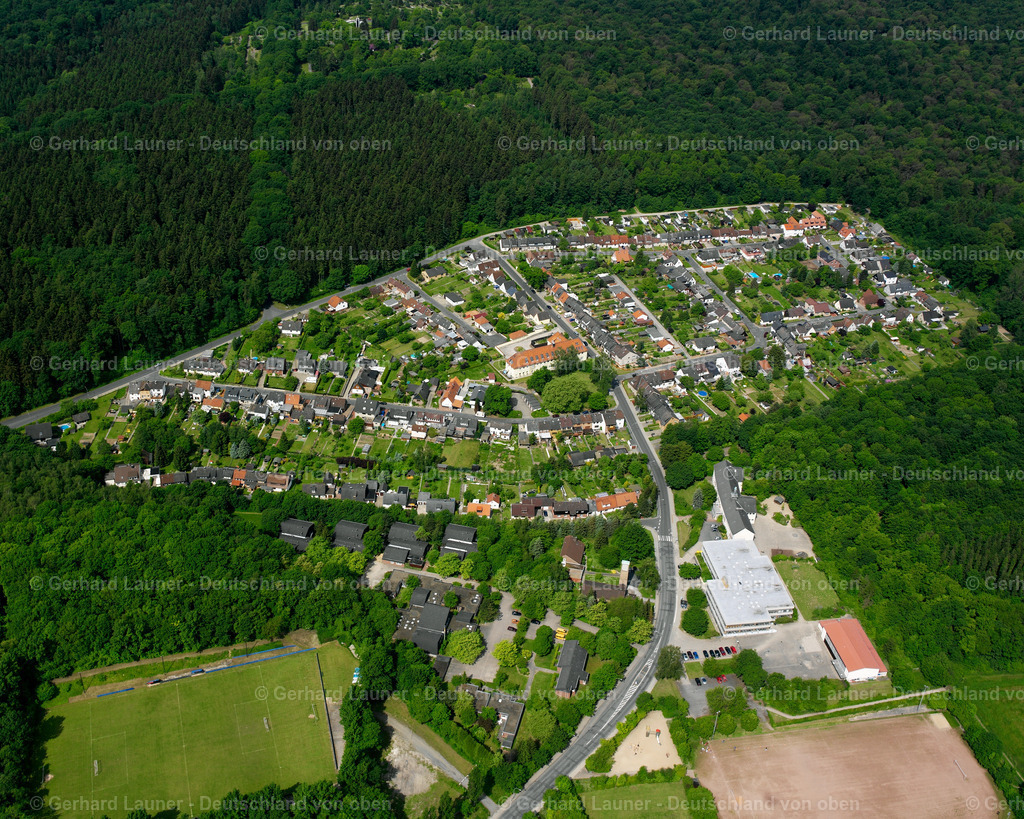 2638027 | BAD Salzgitter 09.06.2006 Von Wald und Forstgebieten umgebener Ortskern der Straßen und Häuser und Wohngebiete in Bad im Bundesland Niedersachsen, Deutschland // Surrounded by forest and forest areas center of the streets and houses and residential areas in Bad in the state Lower Saxony, Germany Foto: Gerhard Launer