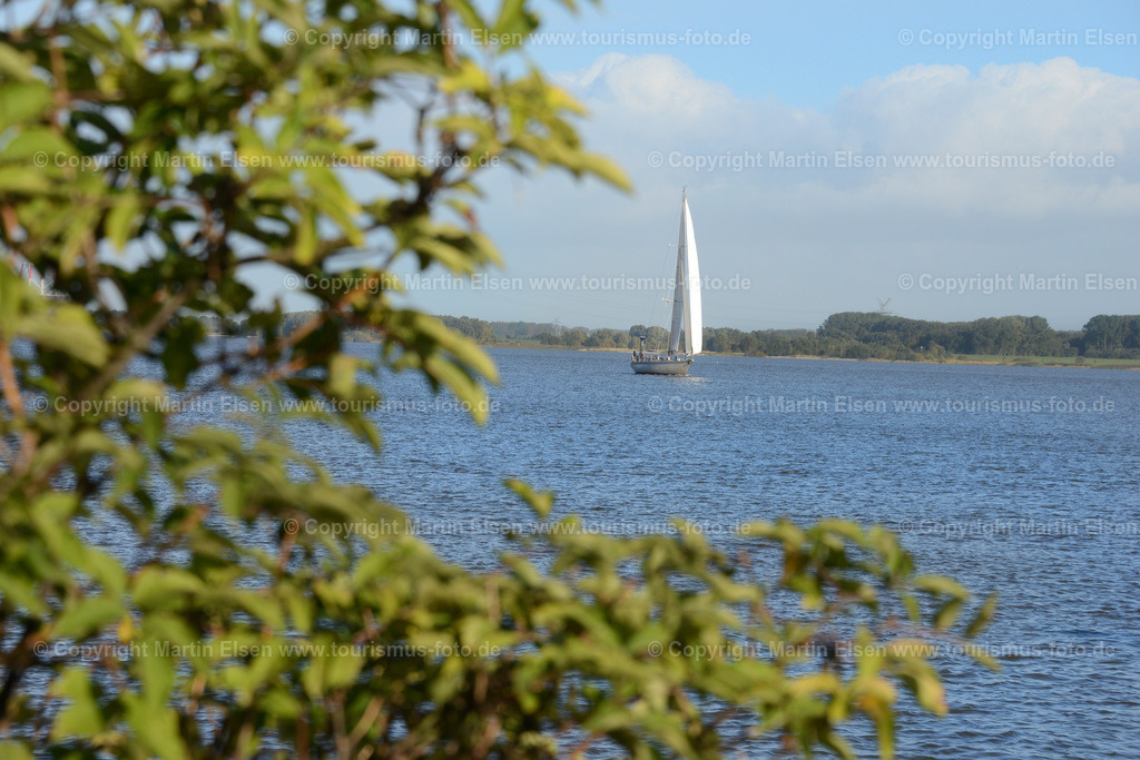 Krautsand_ELS_6465a | Kehdingen - Aufnahmedatum: 09.10.2012, Aufnahmehöhe:  m, Koordinaten:  - , Bildgröße: 7360 x  4912 Pixel - Copyright 2012 by Martin Elsen, Kontakt: Tel.: +49 157 74581206, E-Mail: info@schoenes-foto.deSchlagwörter: Elbe, Krautsand,Drochtersen,Deich,Leuchtturm,Tidenkieker, - Realisiert mit Pictrs.com