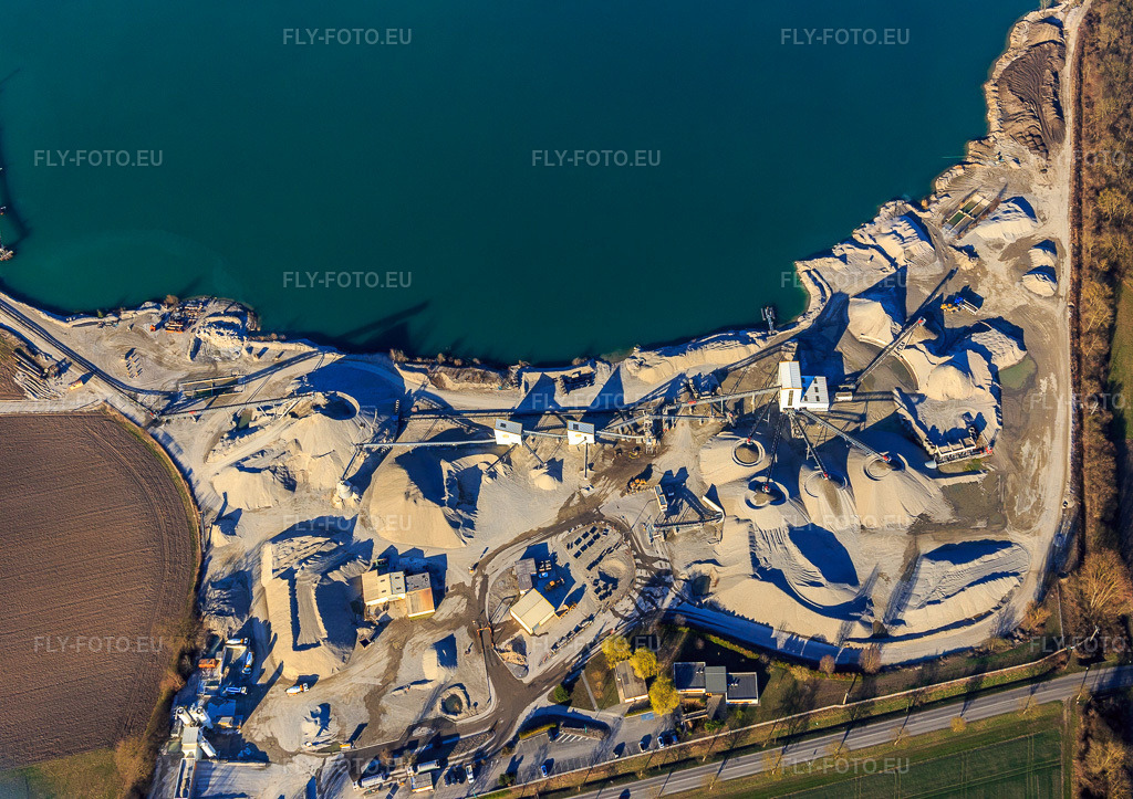 Vue aérienne: Installations de tri de gravier du GSM Gambsheim à Gambsheim dans le département Bas Rhin, France.Photo: IMG_097655.jpg prise le 16/03/2017 par Werner Riehm/FLY-FOTO.euRésolution de l'original: 4827 x 3409 pxd'Heidelberg Materials France Granulats | Heidelberg Materials