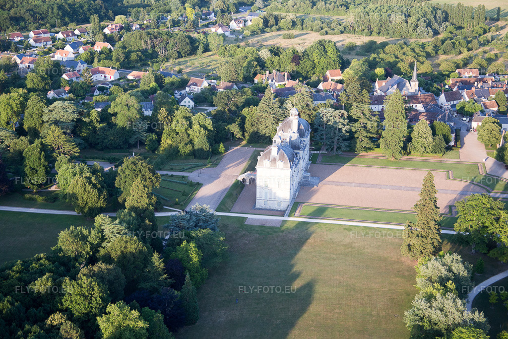 Vue aérienne: Complexe du château du Château Cheverny - Château de Cheverny à Cheverny dans le département Loir et Cher, France – .Photo: IMG_081293.jpg prise le 19/06/2015 par Werner Riehm/FLY-FOTO.eu – Résolution de l'original: 5472 x 3648 px