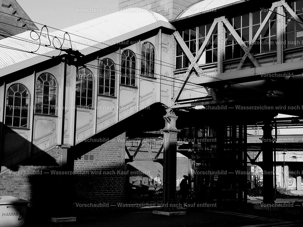Harburg-Fussgängerbrücke | online Fotogalerie mit schwarz-weiß Fotografien und Shop für zeitlose  Poster und Leinwände in stilvollem schwarz weiß  - Realisiert mit Pictrs.com