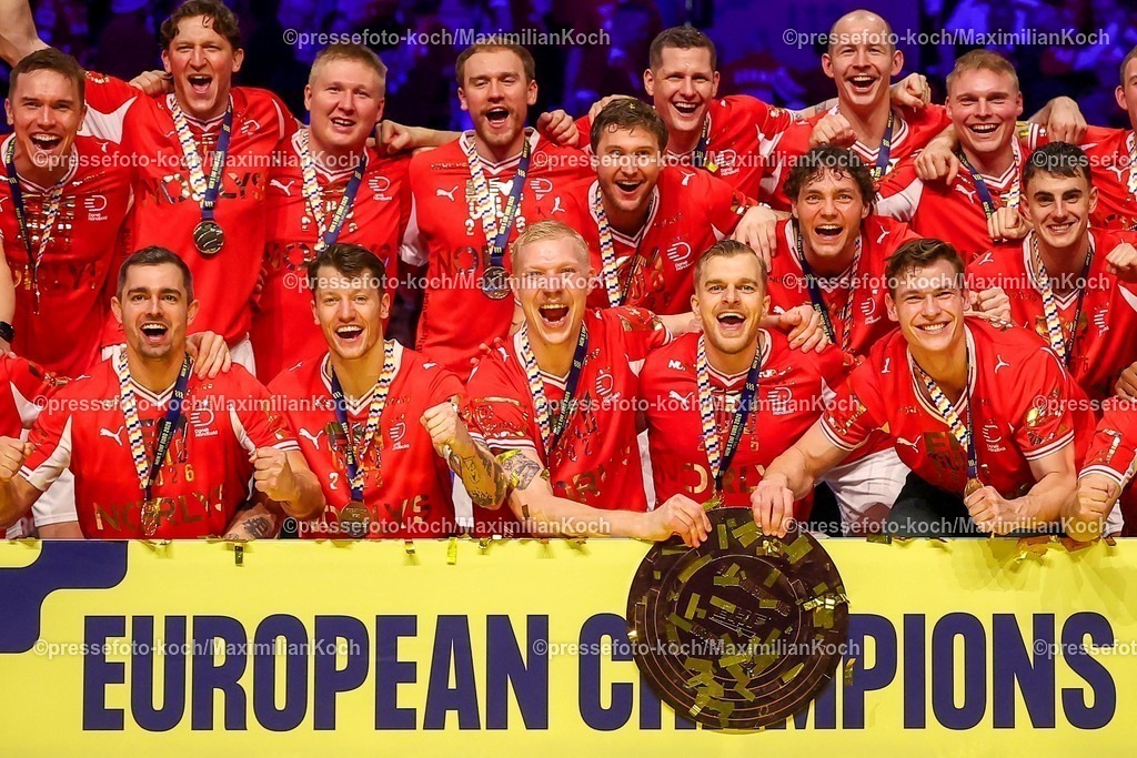 EHF01022603244 | 01.02.2026, Handball, Men's EHF EURO 2026, Deutschland - Dänemark, Jyske Bank Boxen in Herning, Final: Dänemark ist Europameister. Die Mannschaft feiert den Sieg jubelnd auf dem Spielfeld.  Gruppenbild Mannschaftsfoto Mannschaftsbild Teamfoto 