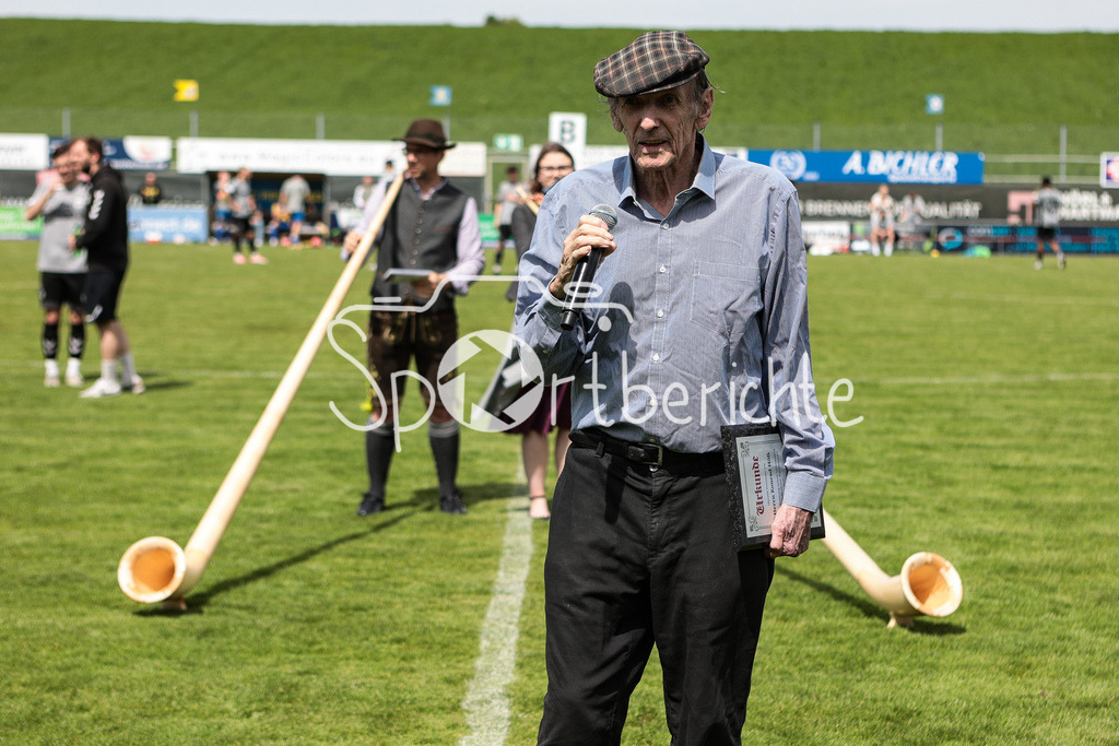 FC Pipinsried - SV Wacker Burghausen | Pipinsried Vereinslegende Konrad HOESS wird in der Halbzeit zum Ehrenpraesidenten ernannt / Ehrung / Einzelfoto / Freisteller / Urkunde