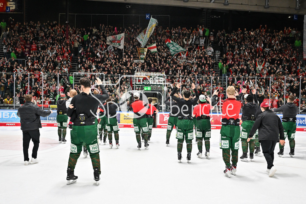 Augsburger Panther - Grizzlys Wolfsburg | AUGSBURG, GERMANY - 15. MARCH: die Spieler der Panther feiern zusammen mit den Fans das letzte Saisonspiel nach dem Match zwischen den Augsburger Panthern und den Grizzlys Wolfsburg am 52. Spieltag der Penny DEL im Curt Frenzel Stadion