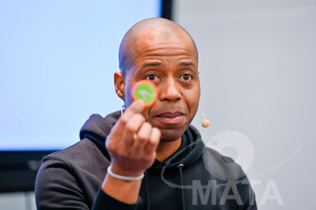 _DWI1746 | Carl Simon Taylor bei Presse Konferenz auf der Stand Play Mobil bei der Spielwarenmesse in Messe Nürnberg. Nürnberg, 31.01.2023 - Realisiert mit Pictrs.com