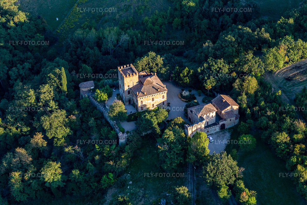 Aerial view: Castello della Torricella in Scandiano in the state Reggio Emilia, Italy.Photo: IMG_134690.jpg taken on 09/19/2022 by Werner Riehm/FLY-FOTO.comResolution of the original: 5472 x 3648 pxTurismo Reggiano - Portale turistico del comune di Reggio Emilia