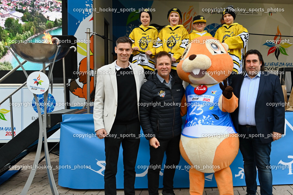 European Youth Olympic Festival EYOF 2023 Pressekonferenz | Jugendspieler EC Hornets Spittal, Olympisches Feuer, Maskottchen European Youth Olympic Festival EYOF 2023, Österreichischer Nationaltrainer U14 Damen SIUTZ Philip, Kärntner Eishockey Präsident Michael HERZOG-LÖSCHNIG, Generalmanager ÖEHv Damen Martin Kogler