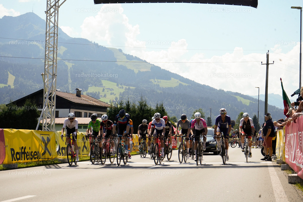 201_20230817_Bewerb_Maenner_Muehlanger | AUT - OESTERREICH, 2023-08-16: SPORT RENNRAD-FAHREN - 55. INTERNATIONALER RADWELTPOKAL IN ST. JOHANN IN TIROL  - Vintage-Radrennen mit WM-Bronze-Medaillen-Siegerin Christina Schweinberger, den Teilnehmer und Alexander Baumann (vom Orginastions-Team) - TAG 2 BEWERB MAENNER IN SECHS GRUPPEN  ; Foto: Roland Muehlanger