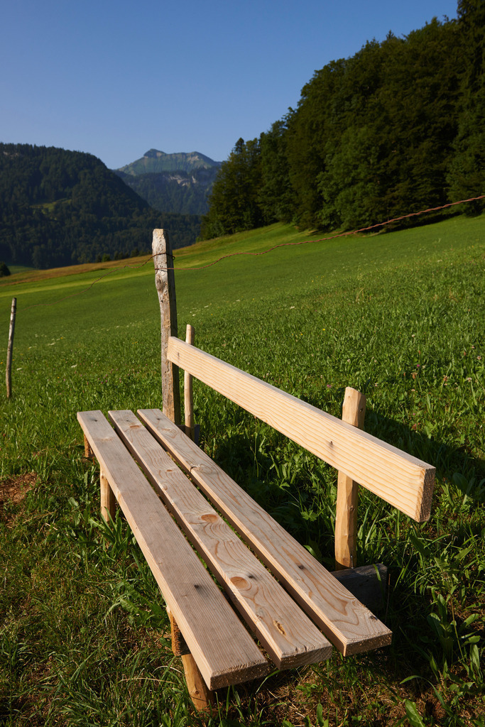 Holzbank in Landschaft | Schwarzenberg, Austria - July 26, 2013: Holzbank in Landschaft. - Realisiert mit Pictrs.com