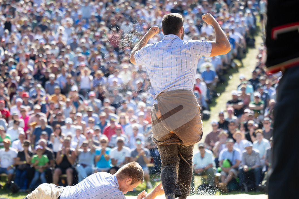 Rigi2025_2756 | Die Schwinger des Schwyzer Kantonalen Schwingerverbandes: Fotos, die Dynamik und Leidenschaft festhalten, sowie emotionale Momente aus dem traditionellen Schwingsport zeigen. - Realisiert mit Pictrs.com