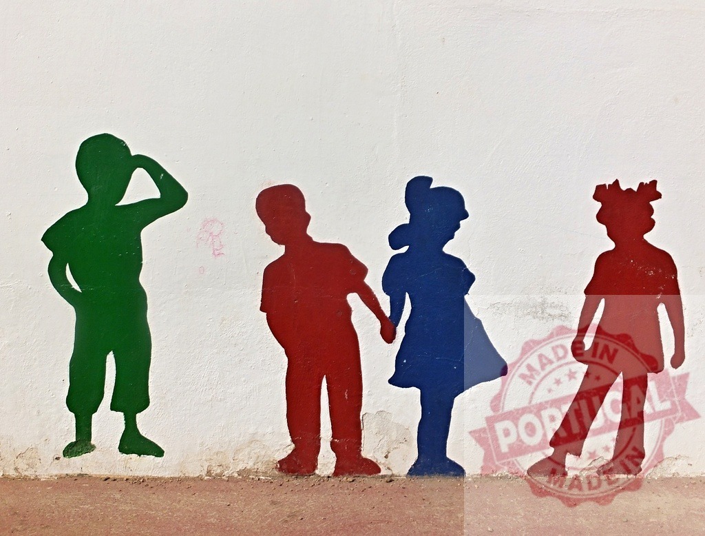 Children silhouettes mural displaying colorful primary colors childhood | Children silhouettes painted on a wall expressing friendship and playfulness - Realisiert mit Pictrs.com