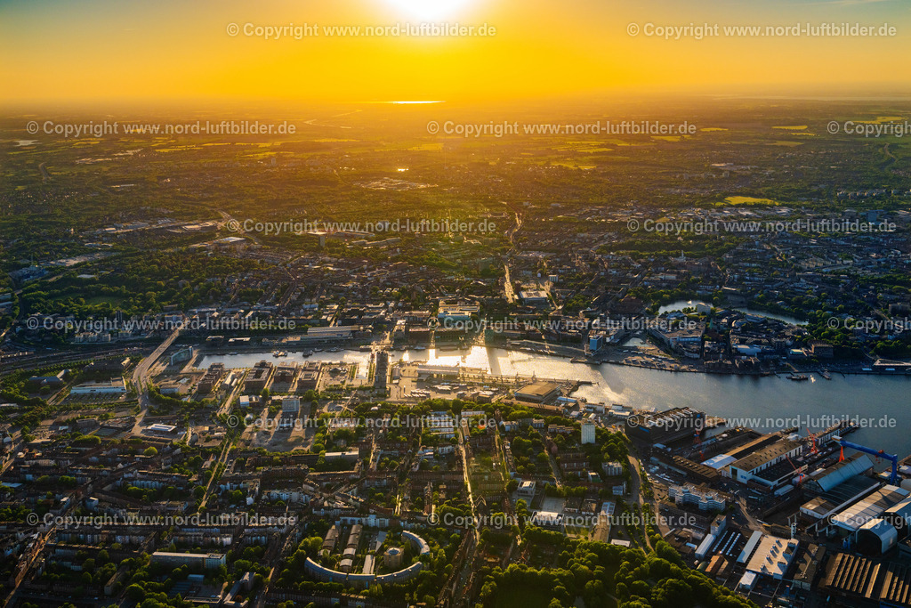 Kiel_Hafen_Sonnenuntergang_ELS_2241150524 | KIEL 15.05.2024 Hafenanlagen mit Bürohäusern und Speditions und Logistikunternehmen in Kiel im Bundesland Schleswig-Holstein. Weiterführende Informationen bei: Kiel-Marketing GmbH. // Docks with office building and freight forwarding and logistics companies in Kiel in the state Schleswig-Holstein. Further information at: Kiel-Marketing GmbH. Foto: Martin Elsen