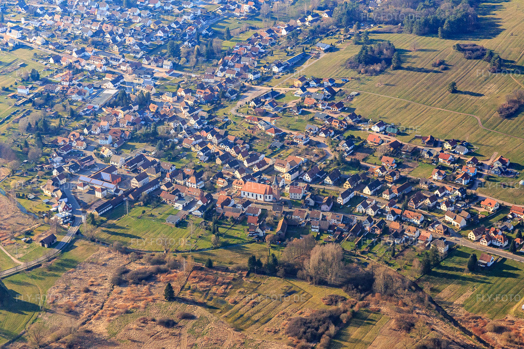 Luftbild: St. Bartholomäus Kirche in Fischbach bei Dahn im Bundesland Rheinland-Pfalz in Deutschland. Foto: IMG_086728.jpg vom 26.03.2016 durch Werner Riehm/FLY-FOTO.de