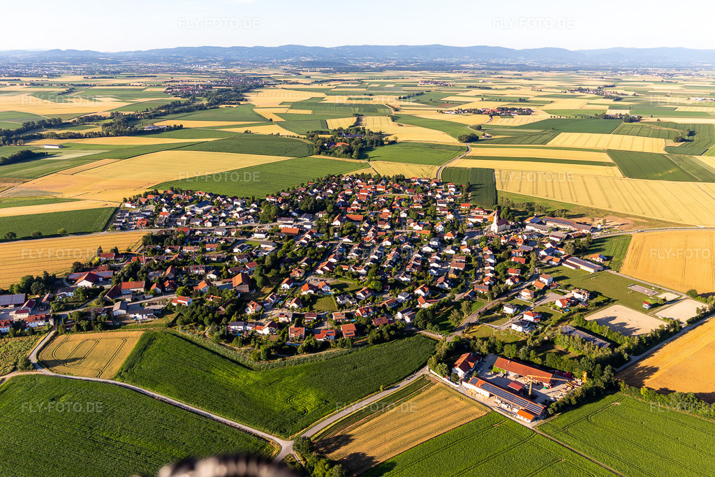 Luftbild: Oberpiebing im Ortsteil Oberpiebing in Salching im Bundesland Bayern in Deutschland. – Foto: IMG_133174.jpg vom 03.07.2022 durch Werner Riehm/FLY-FOTO.de – Auflösung des Originals: 5472 x 3648 px – Aktuellles aus Salching - Gemeinde Salching