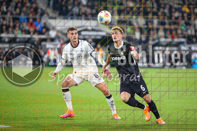 Borussia Mönchengladbach vs SC Freiburg - Bundesliga  | Mönchengladbach, Deutschland, 05.10.25:   Yannik Engelhardt (Borussia Mönchengladbach) und Patrick Osterhage (SC Freiburg) im Kampf um den Ball waehrend des Spiels der Bundesliga zwischen Borussia Mönchengladbach vs SC Freiburg im Stadion im Borussia Park(Foto von Brauer-Fotoagentur / Adrian Schlueter)