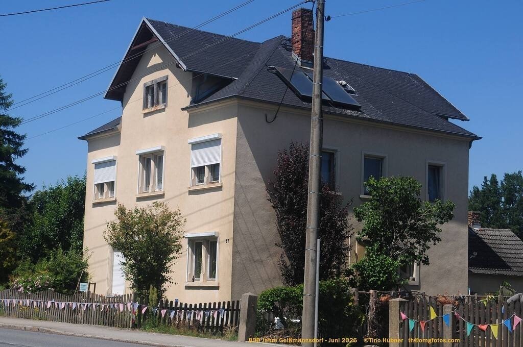 Geißmannsdorf-2026-Ortsbilder-469 | Geißmannsdorf bei Bischofswerda im Sommer 2026. Ein fotografischer Streifzug durch das Dorf Geißmannsdorf, mit Gebäuden, Straßen, Strohpuppen und geschmückten Vorgärten und Grundstücken anlässlich der 800-Jahr-Feier von Geißmannsdorf im Juni 2026 - Realisiert mit Pictrs.com