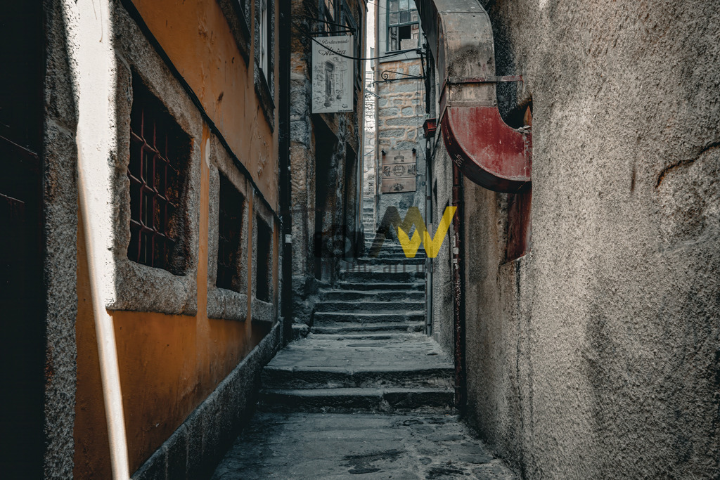 Enge schmale Gasse mit Stufen in Porto,Altstadt,etwas Sonne | Eine enge schmale Gasse in der Altstadt von Porto. Ein schmaler Streifen Sonnenlicht an der Hauswand - Realisiert mit Pictrs.com