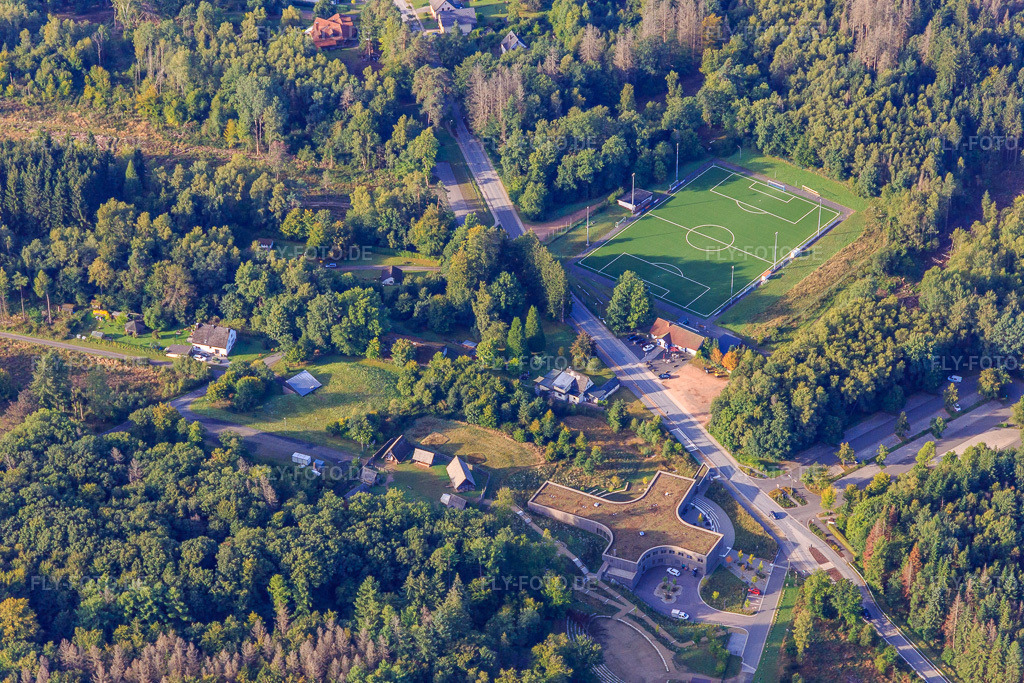 Luftbild: Nationalpark-Tor und -Besucherzentrum KELTENPARK und Hochwaldkelten - Keltendorf sowie Sportplatz der Celtic Bulls und des VfR Otzenhausen im Ortsteil Otzenhausen in Nonnweiler im Bundesland Saarland in Deutschland.Foto: IMG_149718.jpg vom 06.09.2025 durch Werner Riehm/FLY-FOTO.denationalpark-tor-keltenpark.deHOME.HOCHWALDKELTEN.DE