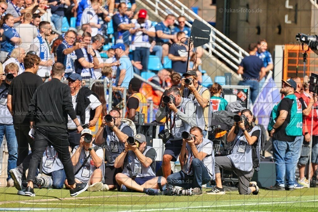 VfL Bochum - Borussia Dortmund 1:1 | BVB-Trainer Edin Terzic kommt ins Stadion. Am 26. August 2023 kam der VfL Bochum in der 1. Bundesliga gegen Borussia Dortmund zu einem 1:1. - Realisiert mit Pictrs.com