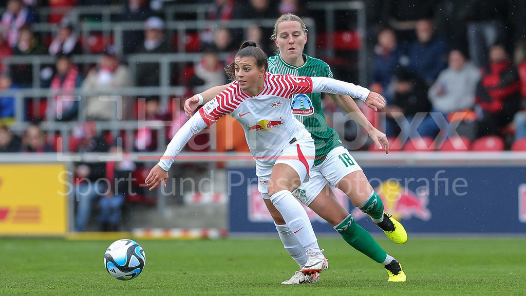 Fussball, Google Pixel Frauen-Bundesliga, RB Leipzig - SV Werder Bremen | v.li.: Korina Janez (RB Leipzig, 7) und Lina Hausicke (SV Werder Bremen, 18) im Zweikampf, Duell, Dynamik, Aktion, Action, Spielszene, DIE DFB-RICHTLINIEN UNTERSAGEN JEGLICHE NUTZUNG VON FOTOS ALS SEQUENZBILDER UND/ODER VIDEOÄHNLICHE FOTOSTRECKEN. DFB REGULATIONS PROHIBIT ANY USE OF PHOTOGRAPHS AS IMAGE SEQUENCES AND/OR QUASI-VIDEO.