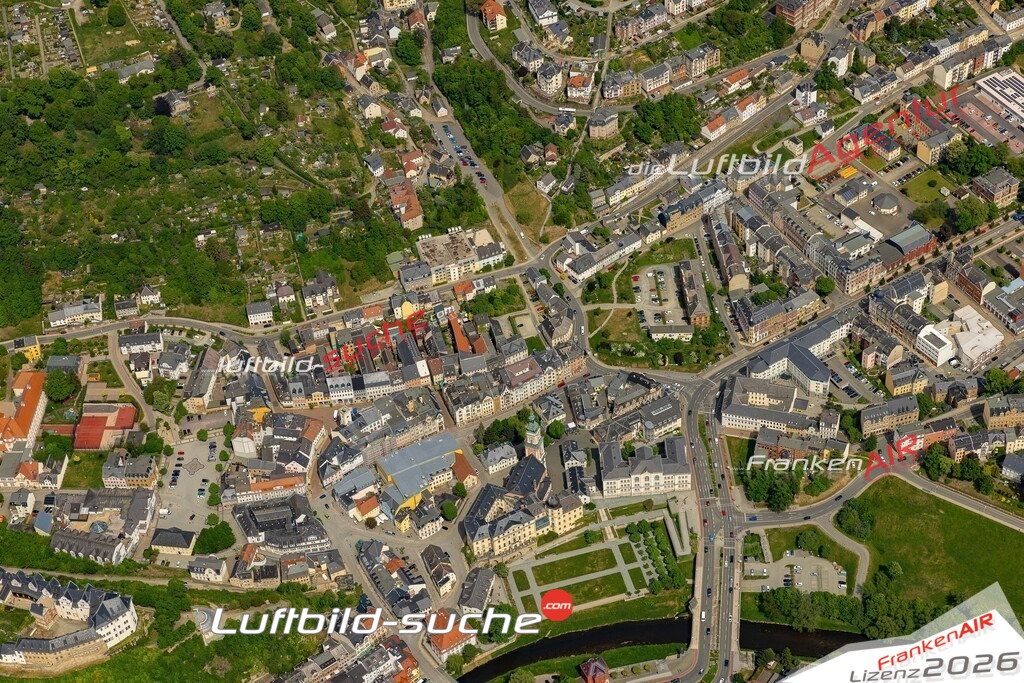 Das Luftbild der Stadt Greiz wurde 2022 vom Flugzeug heraus erstellt (keine Drohnen-Aufnahmen) Aufnahmehöhe ca.450 Meter- hohe Bildauflösung und Druck-Qualität. Garantiert!
