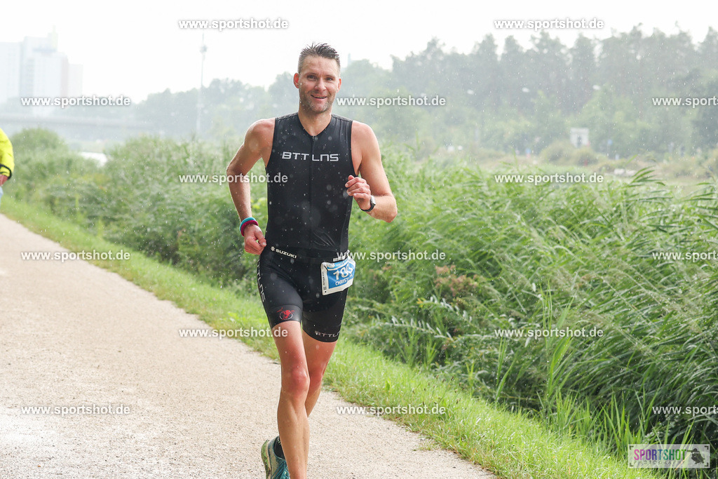 LUR_1393 | 34. M-net Erlanger Triathlon 2025 #erlangertriathlon  #mnettriathlon2025 #mnettriathlon #team #olympischedistanz #mitteldistanz #triathlon #maindonaukanal  #erlangertriathlon2025 #yourpictrs #tv1848 #tv1848erlangen  #triathlonbayern #sportinerlangen #demsportverbunden #sportshot_your_pictrs Copyright: www.sportshot.de