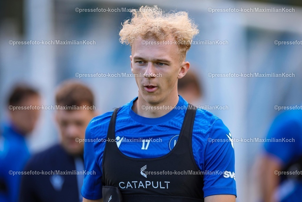 KSC02092502073 | 02.09.2025, Fußball, Training Karlsruher SC, 2. Fußball Bundesliga, Trainingsplatz am BBBank Wildpark Stadion Karlsruhe, Saison 2025 2026: Leon Opitz (KSC #17) 