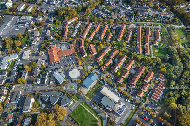 Kamen221012732 | Luftbild, Reihenhäuser Wohngebiet Helene-Lange-Straße und Gertrud-Bäumer-Straße, Rewe Supermarkt, Aldi Supermarkt Lünener Straße, Kamen, Ruhrgebiet, Nordrhein-Westfalen, Deutschland