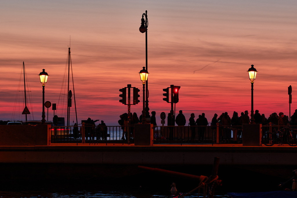 Blick auf Riva Tre Novembre in Richtung Meer im Abendlicht | Triest, Austria - March 10, 2022: Blick auf Riva Tre Novembre in Richtung Meer im Abendlicht. - Realisiert mit Pictrs.com