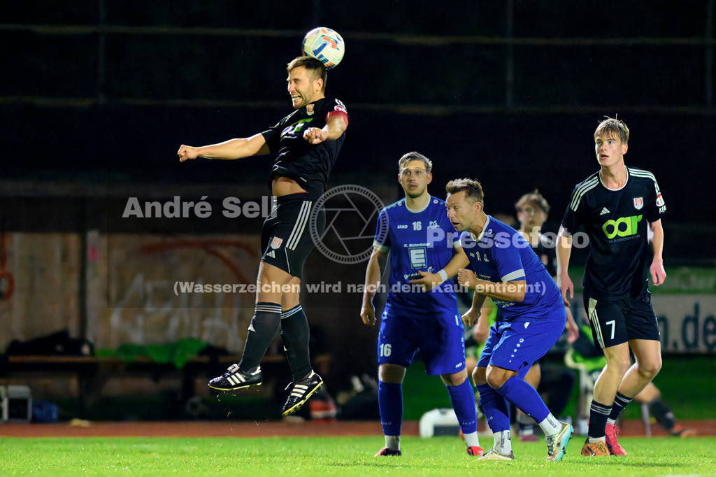 Preetzer TSV vs MTV Dänischenhagen | Jerome Rose (Preetz #16) &amp; Florian Ziehmer (Preetz #19) vs Christoph Kloss (Dänischenhagen #6) &amp; Bent Schliesky (Dänischenhagen #7) / Fußball-Verbandsliga Ost Männer 2026/2027 / Preetzer TSV vs MTV Dänischenhagen / Jahnplatz / Preetz / 16.10.26 - Realisiert mit Pictrs.com