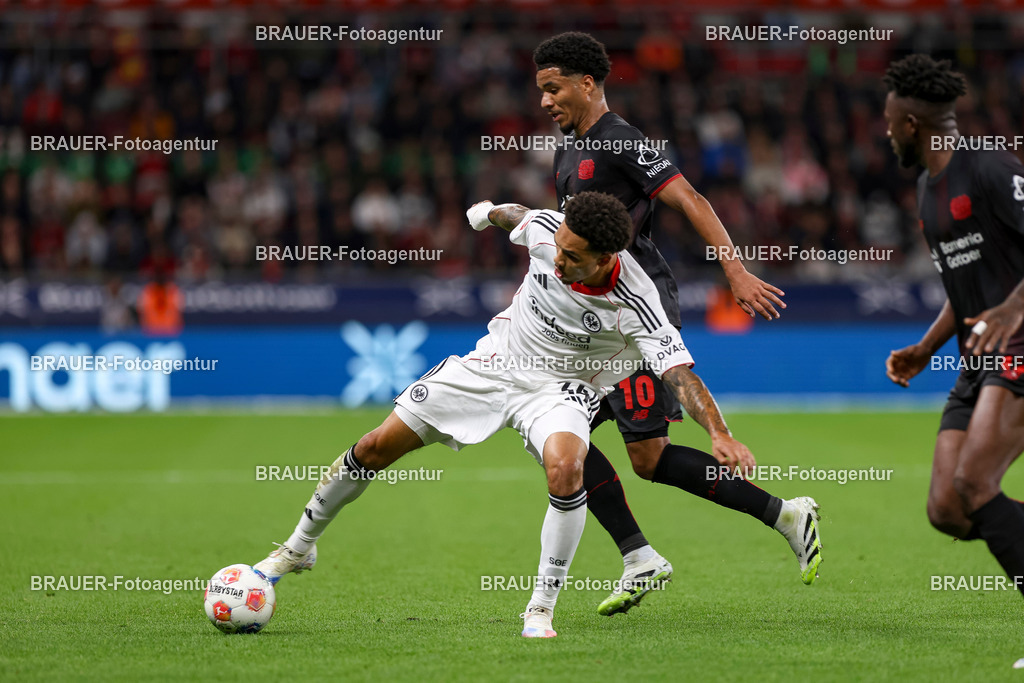 Bayer 04 Leverkusen vs Eintracht Frankfurt - Bundesliga  | Leverkusen, Deutschland, 12.09.25:   Pharrell Nnamdi Collins (Eintracht Frankfurt) und Malik Leon Tillmann (Bayer 04 Leverkusen) im Kampf um den Ball waehrend des Spiels der Bundesliga zwischen  Bayer 04 Leverkusen vs Eintracht Frankfurt in der BayArena(Foto von Brauer-Fotoagentur / Adrian Schlueter)