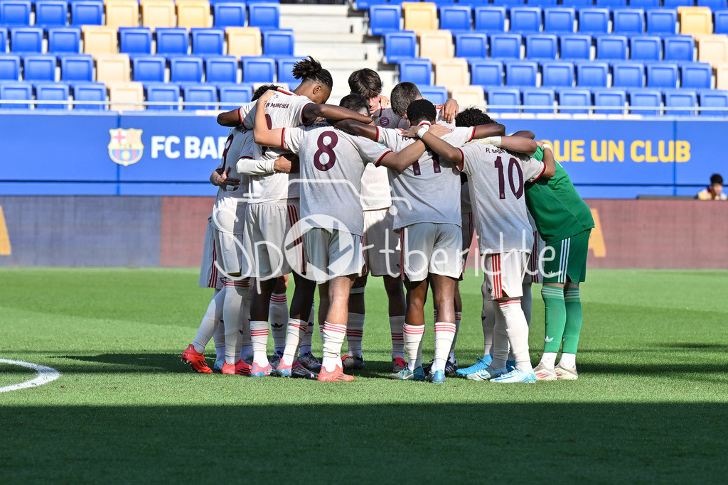 FC Barcelona U19 - FC Bayern München U19 | Das Team der FC Bayern U19 motivert sich nochmal vor der Partie / UEFA Youth League: FC Barcelona U19 - FC Bayern München U19, Estadi Johan Cruyff am am 23.10.2024