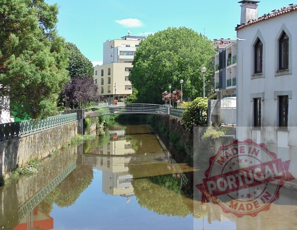 Aveiro Region - Portugal River Alcoa Alcobaça Portugal urban canal with bridge | River Alcoa flowing through Alcobaça featuring a bridge, urban buildings, and reflections - Realisiert mit Pictrs.com