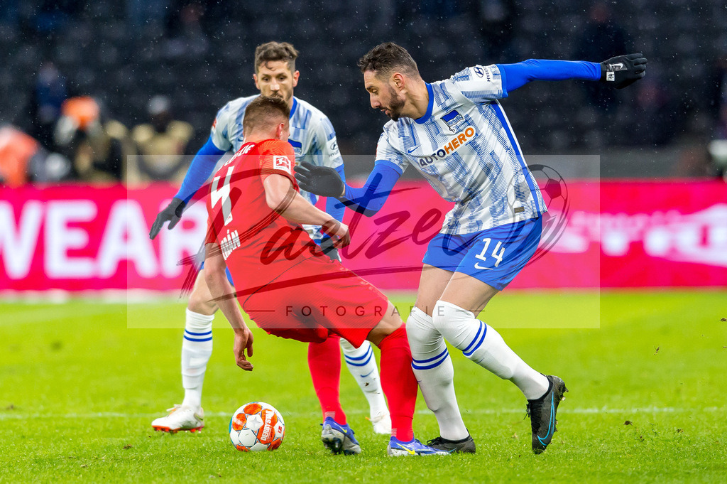 BSCRBL20220220_030 | Fussball, Herren: Willi Orban (RB Leipzig) und Ishak Belfodil (Hertha BSC) im Zweikampf bei dem Spiel der 1. Bundesliga zwischen Hertha BSC und RB Leipzig im Olypiastadion am 20.02.2022 in Berlin, Deutschland.DFB / DFL REGULATIONS PROHIBIT ANY USE OF PHOTOGRAPHS AS IMAGE SEQUENCES AND/OR QUASI-VIDEO. - Realisiert mit Pictrs.com