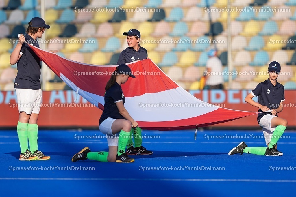 xydrx10082505013 | 10.08.2025, xydrx, Herren EuroHockey Championship 2025, Gruppenphase, Gruppe A, Spanien - Österreich, Sparkassenpark Mönchengladbach: Fahnenkinder halten die Österreichische Fahne