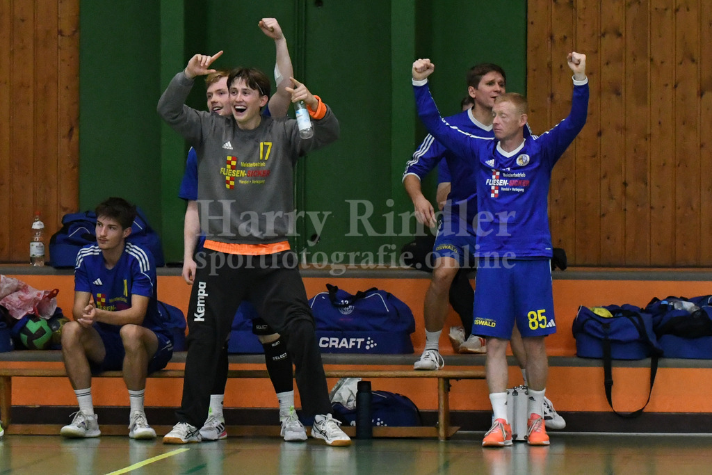 SSG Metten :  TSV 1861 Mainburg  | Freude pur bei Max Bürger (Tormann SSG Metten #17) und Manuel Schwab (SSG Metten #85) - Realisiert mit Pictrs.com