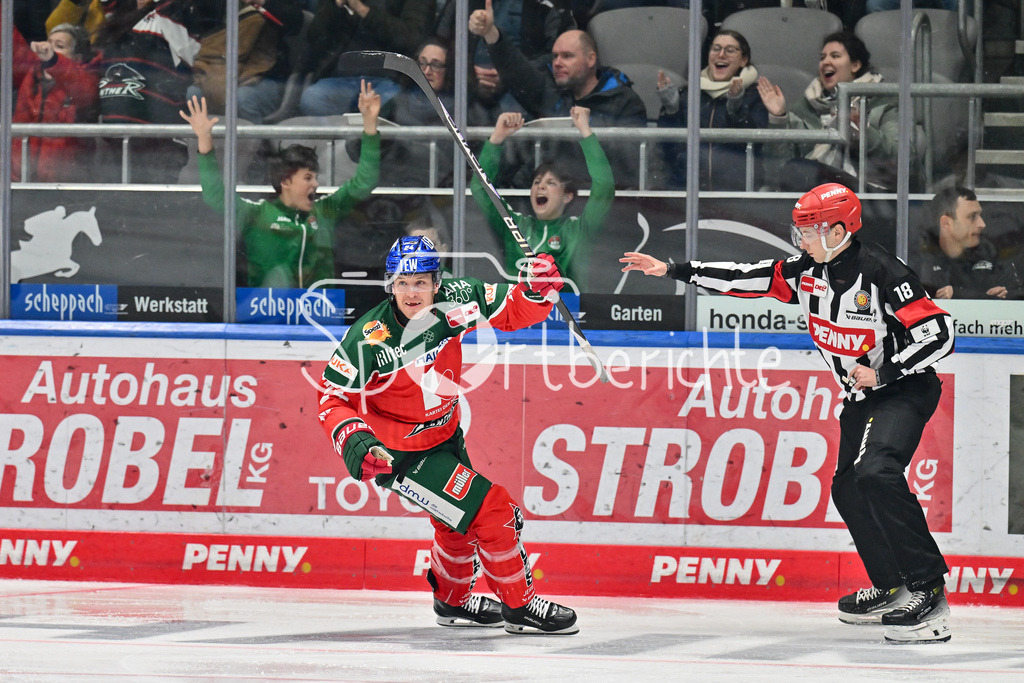 Augsburger Panther - Düsseldorfer EG | Jubel der Panther nach dem Treffer zum 2-0 durch T. J. TREVELYAN (Augsburger Panther #24) / Freude / Happy / Tor / Torschuetze / DEL: Augsburger Panther - Düsseldorfer EG, Curt Frenzel Stadion am 13.12.2024