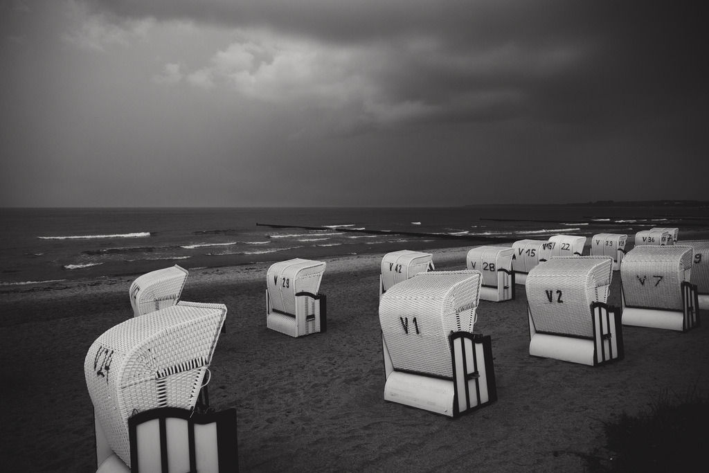 CS-240503-3755-5 | Strandkörbe am Strand in Boltenhagen kurz vor einem Gewitter