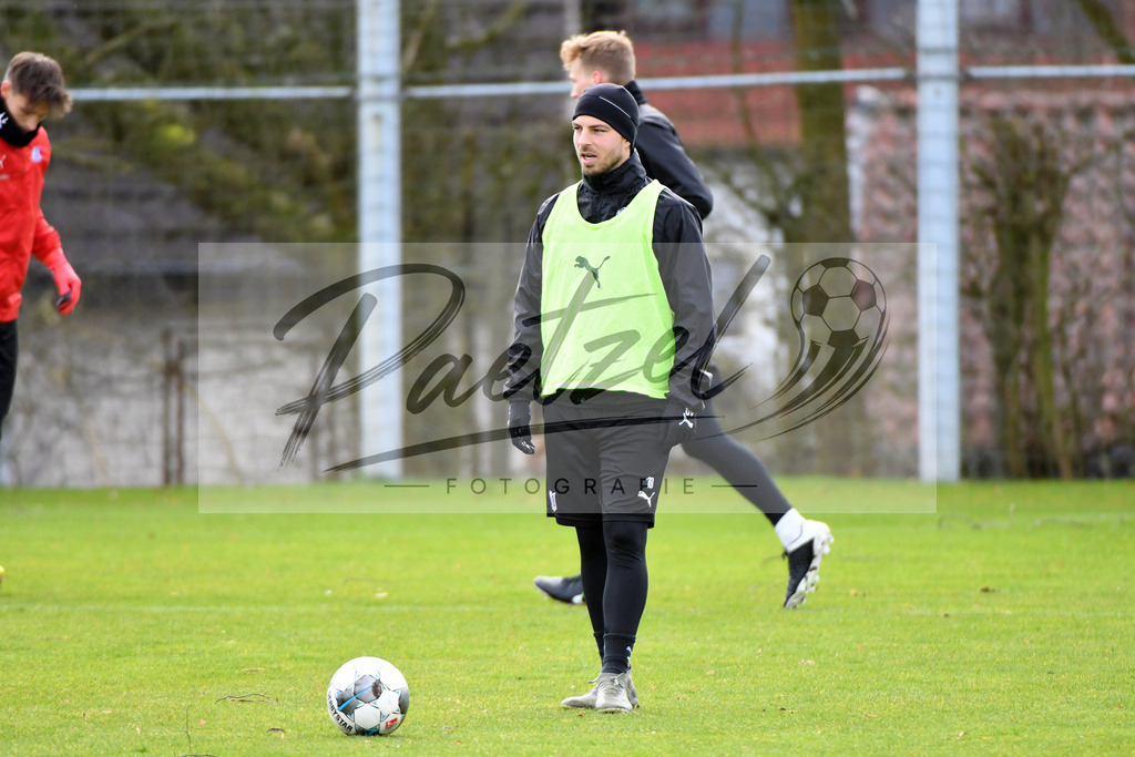 20200221_TRAOSN_0011 | Fussball, Herren: Kevin Wolze (VfL Osnabrueck) schaut waehrend der Trainingseinheit des VfL Osnabrueck im Sportpark Illoshoehe am 21.02.2020 in Osnabrueck, Deutschland. - Realisiert mit Pictrs.com