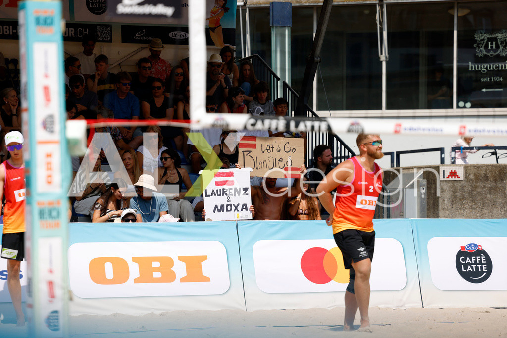 Obi BeachTour 2026 - Basel | BASEL, SWITZERLAND - JULY 19: Fans of LAURENZ LEITNER (AUT) and MORITZ KINDL (AUT) during the Obi BeachTour 2026 match between HAGENBUCH / HAUSSENER (SUI) and LEITNER / KINDL (AUT) at Barfüsserplatz on July 19, 2026 in Basel, Switzerland. - Realisiert mit Pictrs.com