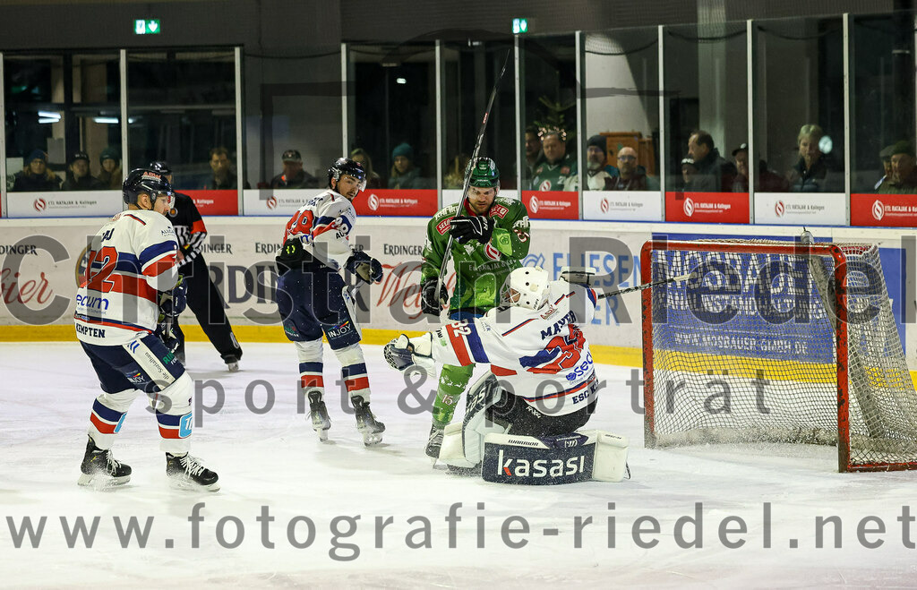 2023-12-17_094_TSV_Erding_gegen_ESC_Kempten | Erding, Deutschland, 17.12.2023:
Eishockey, Bayernliga Vorrunde 2023 / 2024, 18. Spieltag, TSV Erding gegen ESC Kempten, Endergebnis: 5:1

Elias Maier (Erding Gladiators, #15), Torwart Luca Mayer (ESC Kempten, #32)

Foto: Christian Riedel / fotografie-riedel.net
