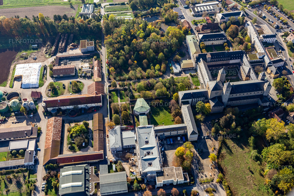 Luftbild: Abtei Münsterschwarzach am Main im Ortsteil Stadtschwarzach in Schwarzach im Bundesland Bayern in Deutschland. Foto: IMG_119595.jpg vom 26.10.2019 durch Werner Riehm/FLY-FOTO.de