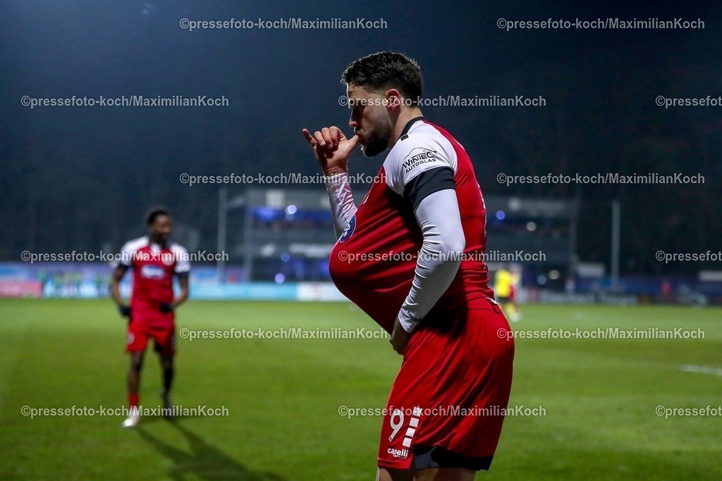 FCVK14022501070 | 14.02.2025, Fußball, FC Viktoria Köln – Alemannia Aachen, 3.Liga, Sportpark Höhenberg, Saison 2024 2025: Torjubel nach dem 2:1 durch Torschütze Lex-Tyger Lobinger (Viktoria Köln #9)- Mit Ball unter dem Trickot und Finger im Mund - Babybauch-Jubel am Valentinstag?DFB regulations prohibit any use of photographs as image sequences and or quasi-video.