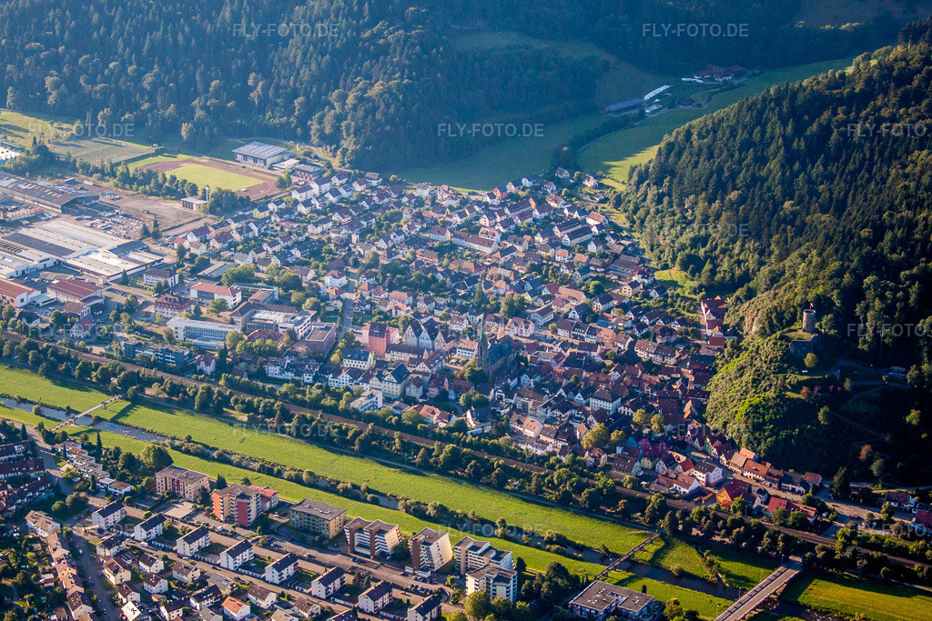 Luftbild: Fluß- Uferbereichen der Kinzig in Hausach im Bundesland Baden-Württemberg in Deutschland. Foto: IMG_59396.jpg vom 16.08.2013 durch Werner Riehm/FLY-FOTO.de