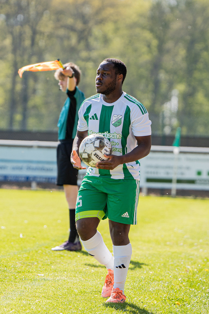Fußball I Herren I Saison 2025-2026 I Bezirksliga Weser-Ems 4 I 29. Spieltag I TuS Lutten - SV Holdorf I 12228 | jns.sportfotos - Realisiert mit Pictrs.com