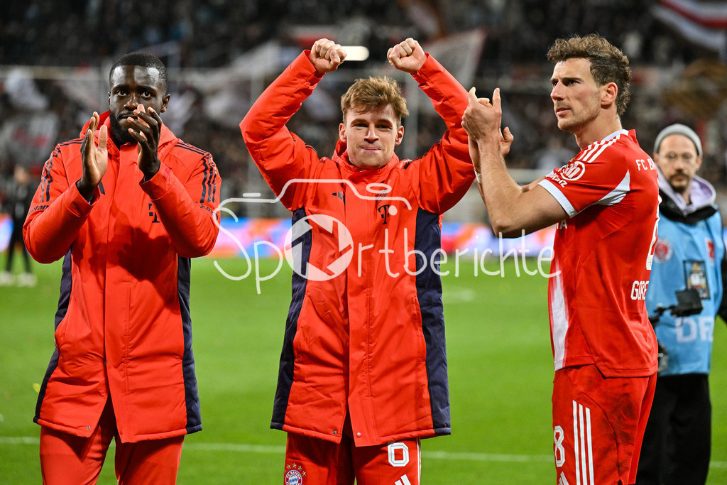 FC St. Pauli - FC Bayern München | ST. PAULI, DEUTSCHLAND - 11. APRIL: die Spieler der Bayern feiern zusammen mit Fans den Auswärssieg in Hamburg nach dem Bundesligamatch zwischen dem FC St. Pauli und dem FC Bayern München am 29. Spieltag im Millerntor Stadion / DFL REGULATIONS PROHIBIT ANY USE OF PHOTOGRAPHS AS IMAGE SEQUENCES AND/OR QUASI-VIDEO / Dayot UPAMECANO (FC Bayern Munich 2), Joshua KIMMICH (FC Bayern Munich 6) und Leon GORETZKA (FC Bayern Munich 8)